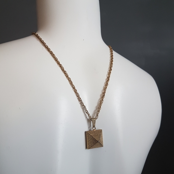 💃HOST PICK💃 Vintage Gold Tone Pyramid Necklace - Picture 4 of 6